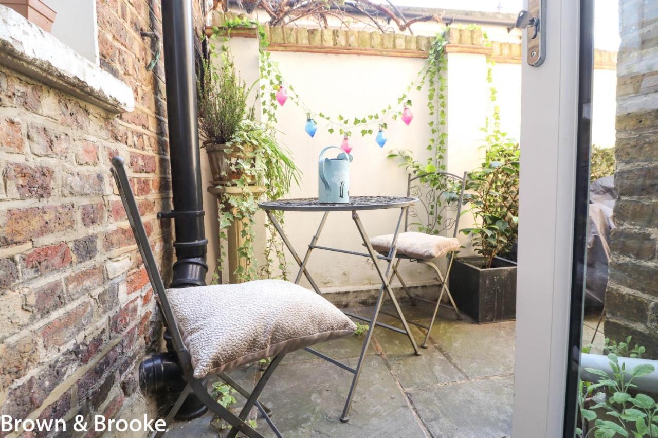 Stylish & Spacious 3 Bed Victorian House Sleeps Up To 7 - Near O2, Museums, Excel, Mazehill Station 12 Mins Direct Into London Bridge Villa Екстериор снимка